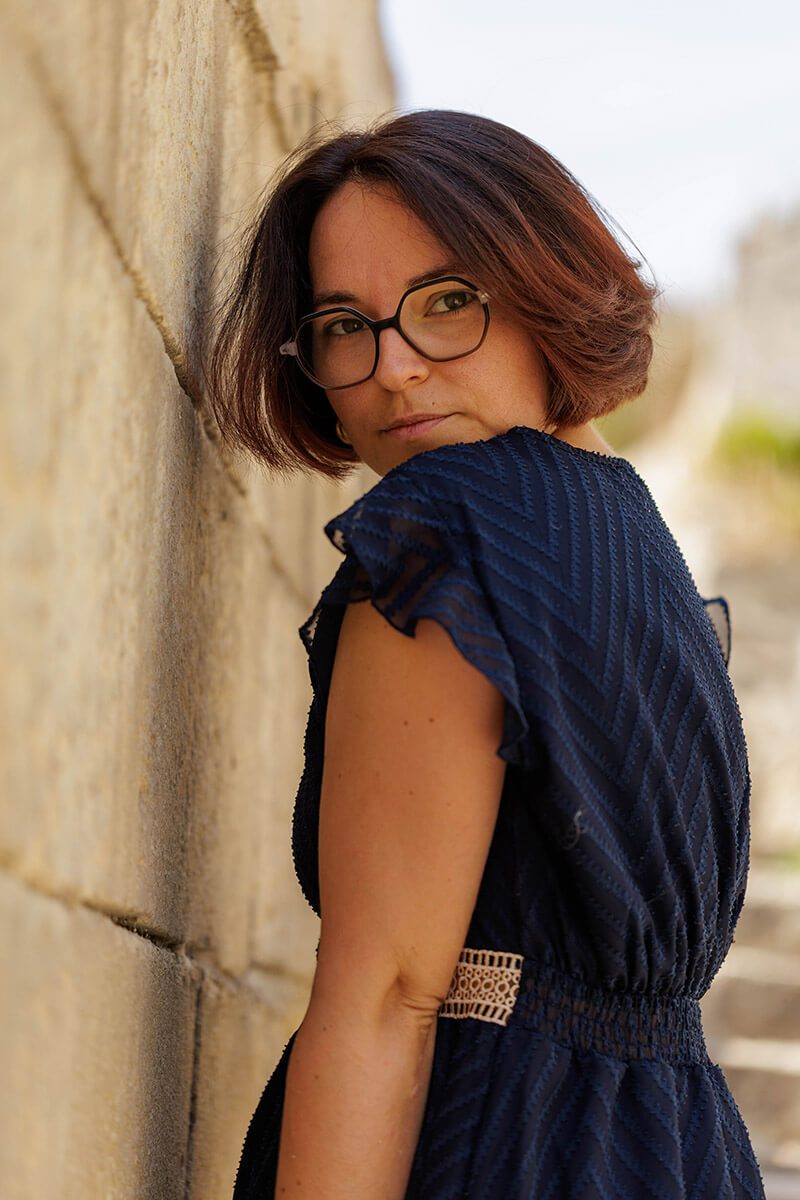 Portrait face a un mur en pierre