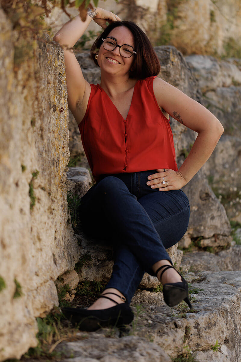 Portrait sur une marche en pierre